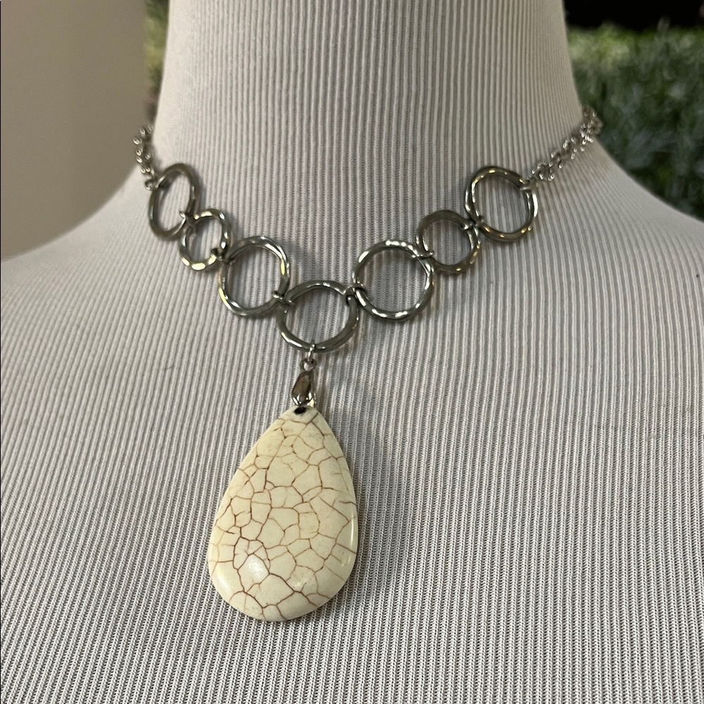 PAPARAZZI STONE PENDANT CHOKER NECKLACE WITH HAMMERED SILVER TONE CIRCLE LINKS